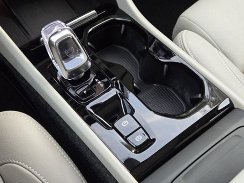 Used 2025 Volvo XC40 B5 Plus w/ Protection Package Premier image 24