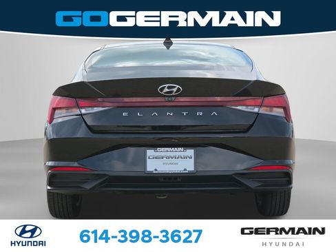 Used 2023 Hyundai Elantra SEL w/ Preferred Accessory Package FWD image 9