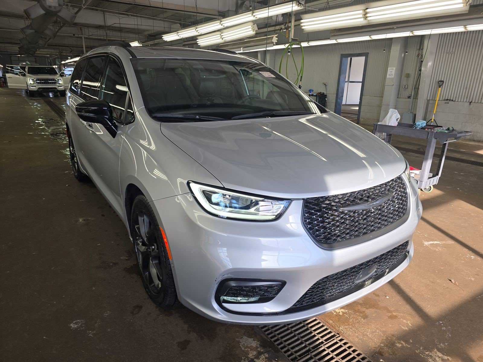 Used 2024 Chrysler Pacifica Touring-L w/ Uconnect Theater Family Group FWD image 2
