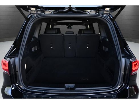 Used 2021 Mercedes-Benz GLB 250 4MATIC w/ Premium Package image 39