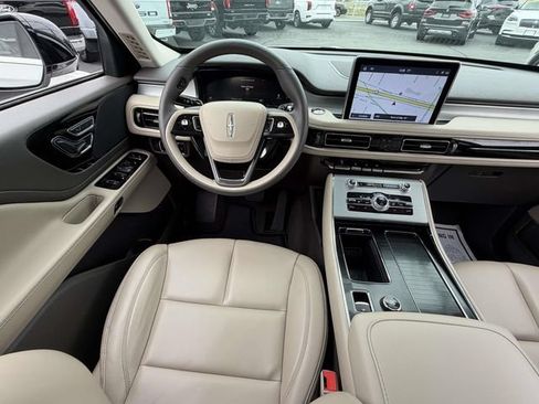 Used 2023 Lincoln Aviator AWD w/ Premium Package image 18