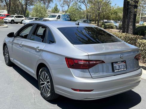Used 2021 Volkswagen Jetta SE FWD image 2