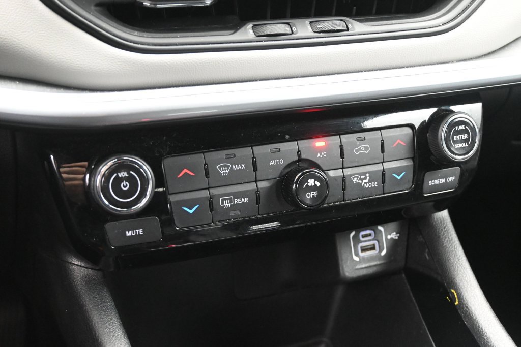 Used 2025 Jeep Compass Limited AWD/4WD image 17