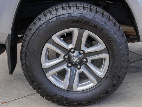 Used 2019 Toyota Tacoma Limited image 11