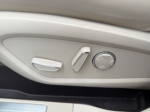 Used 2019 Lincoln MKC Select w/ Select Plus Package AWD/4WD image 8