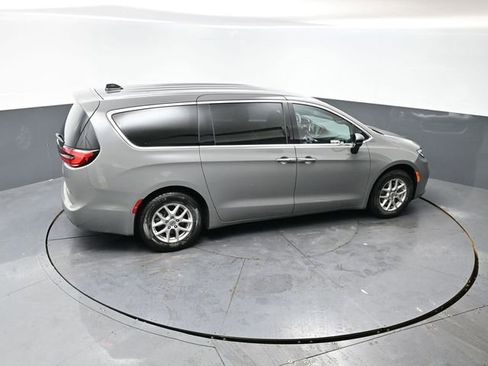 Used 2025 Chrysler Pacifica Select image 37