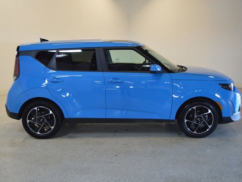 Used 2023 Kia Soul EX image 2