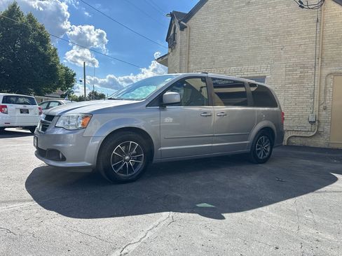 Used 2017 Dodge Grand Caravan SXT FWD image 1