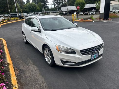 Used 2016 Volvo V60 T5 Premier FWD image 2