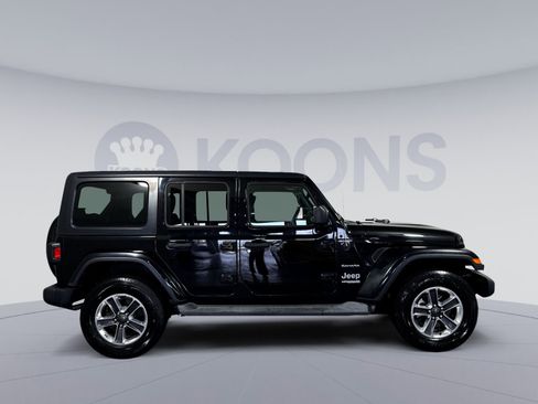 Used 2018 Jeep Wrangler Unlimited Sahara AWD/4WD image 8