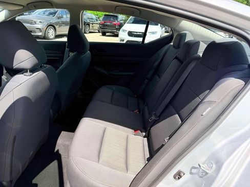 Used 2024 Nissan Altima 2.5 SV FWD image 12