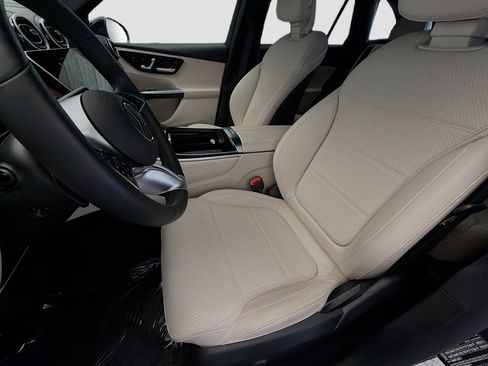 Used 2025 Mercedes-Benz GLC 350e 4MATIC image 10