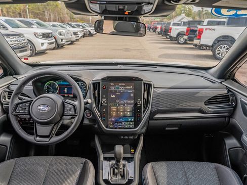 Used 2025 Subaru Forester Premium image 32