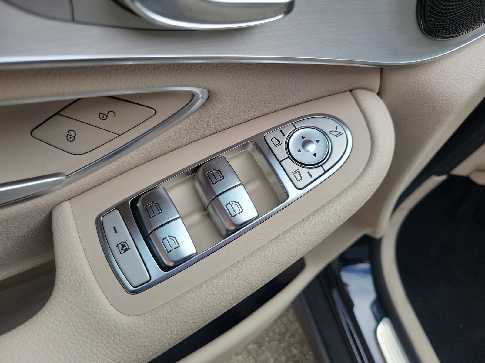 Used 2022 Mercedes-Benz GLC 300 4MATIC w/ Premium Package Lite image 19