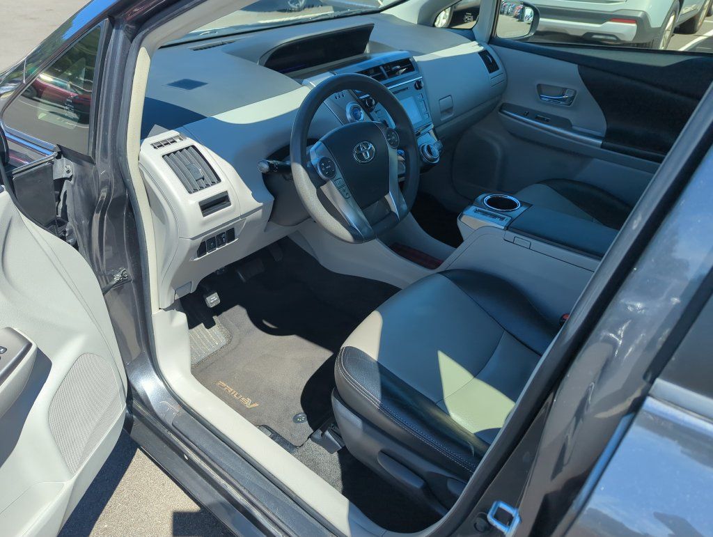 Used 2017 Toyota Prius V Two w/ Carpet Mat Package FWD image 11