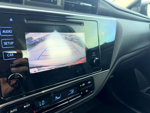 Used 2018 Toyota Corolla LE FWD image 17