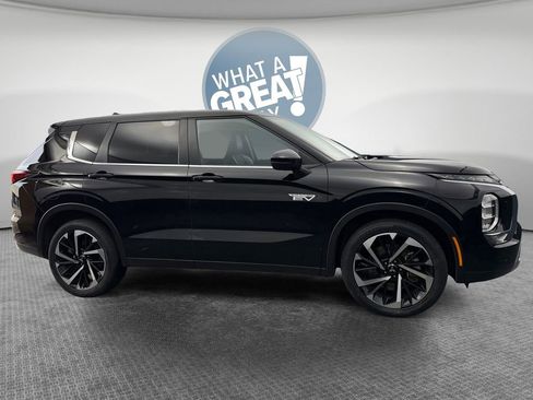 Used 2025 Mitsubishi Outlander SE image 2