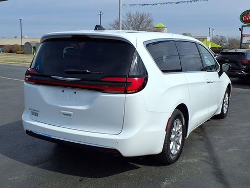 Used 2024 Chrysler Pacifica Touring-L image 3