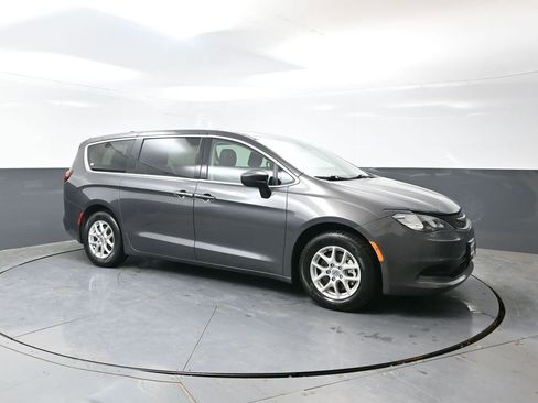 Used 2023 Chrysler Voyager LX FWD image 5