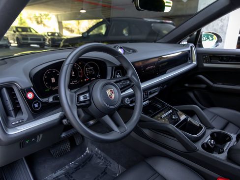 Certified 2026 Porsche Cayenne Coupe AWD/4WD image 4