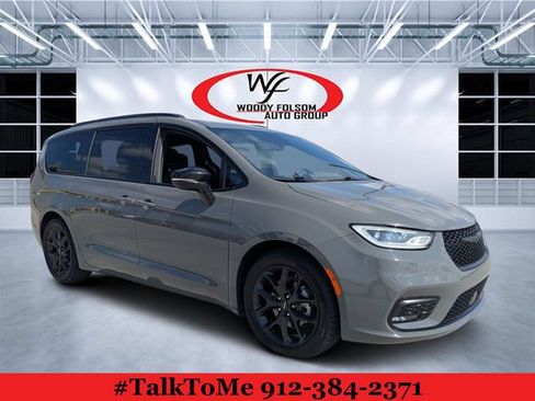 Used 2025 Chrysler Pacifica Limited FWD image 1