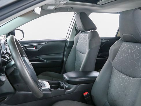 Used 2021 Toyota RAV4 XLE w/ Convenience Package FWD image 24