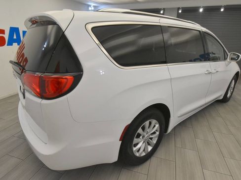 Used 2023 Chrysler Pacifica Touring-L image 5