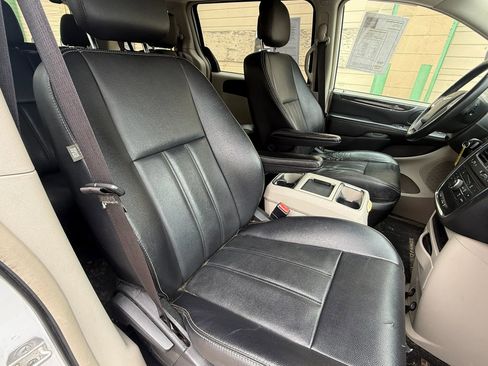 Used 2015 Chrysler Town & Country Touring FWD image 14