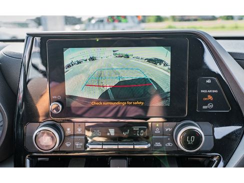 Used 2023 Toyota Highlander LE image 16