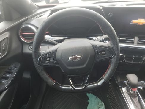 Used 2024 Chevrolet Trax RS w/ Sunroof Package FWD image 11