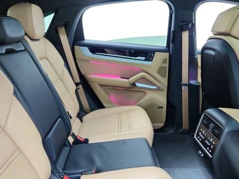 Used 2025 Porsche Cayenne Coupe AWD/4WD image 24