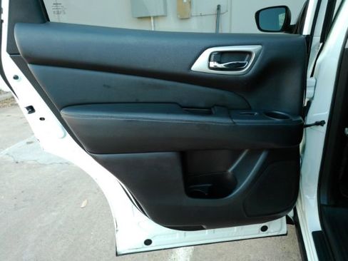 Used 2019 Nissan Pathfinder S image 15