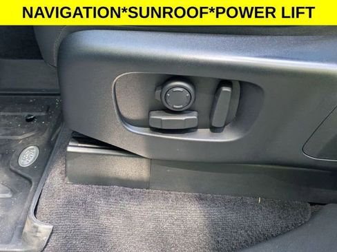 Used 2023 Land Rover Discovery S image 14