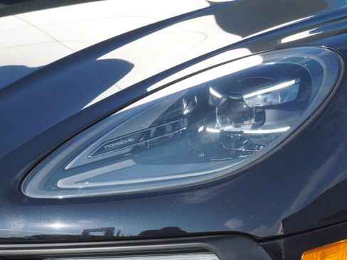 Certified 2022 Porsche Macan S AWD/4WD image 13