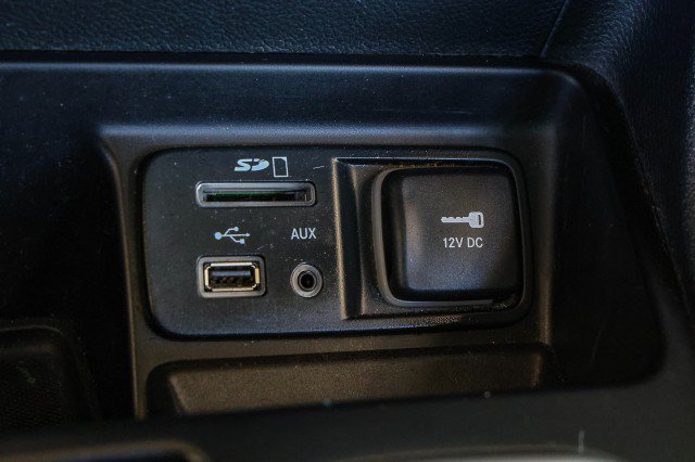 Used 2018 Jeep Cherokee Latitude Plus w/ Comfort/Convenience Group FWD image 18