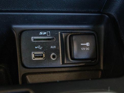 Used 2018 Jeep Cherokee Latitude Plus w/ Comfort/Convenience Group FWD image 18