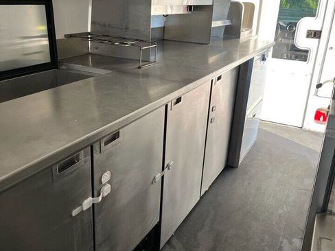 Used 2022 Mercedes-Benz Sprinter 4500 image 34