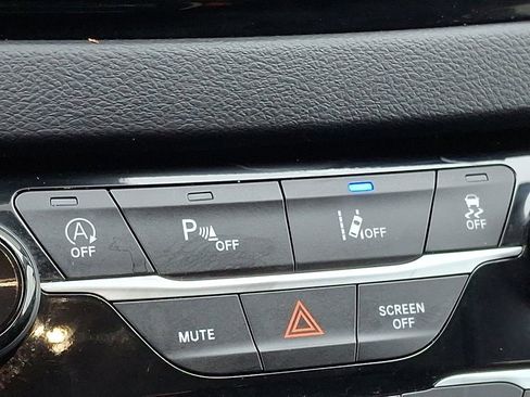 Used 2023 Chrysler Pacifica Touring-L image 25