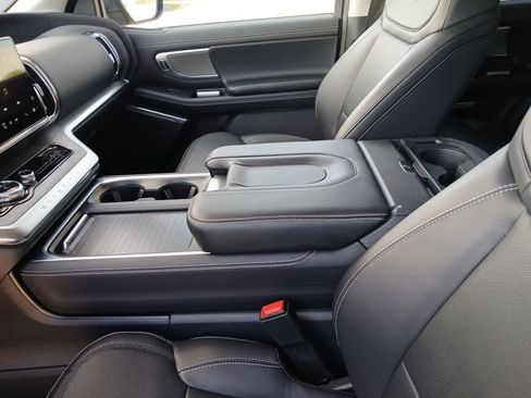 Used 2025 Ford Expedition Platinum AWD/4WD image 23
