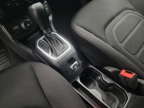 Used 2019 Jeep Renegade Latitude AWD/4WD image 26