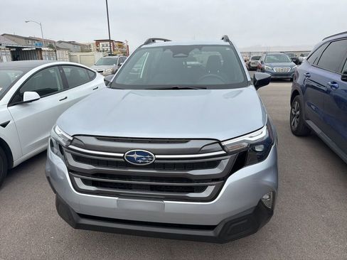 Used 2025 Subaru Forester Premium w/ Convenience Package #2 image 4