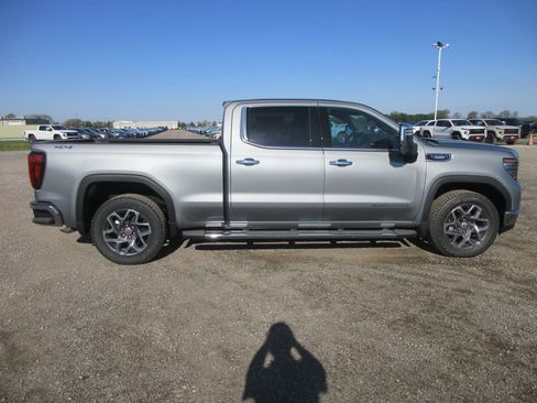 New 2026 GMC Sierra 1500 SLT image 3