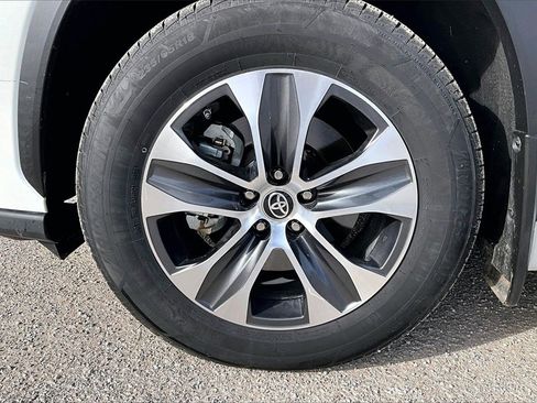 Used 2021 Toyota Highlander XLE image 9