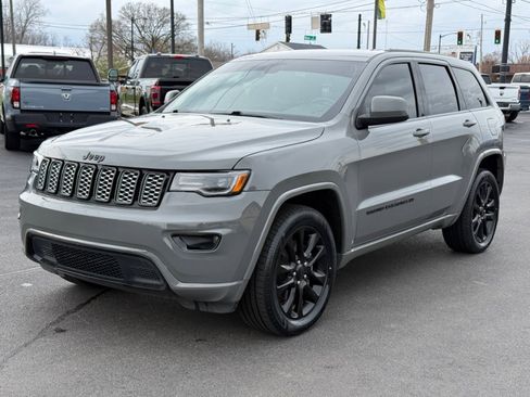 Used 2022 Jeep Grand Cherokee Laredo X image 4