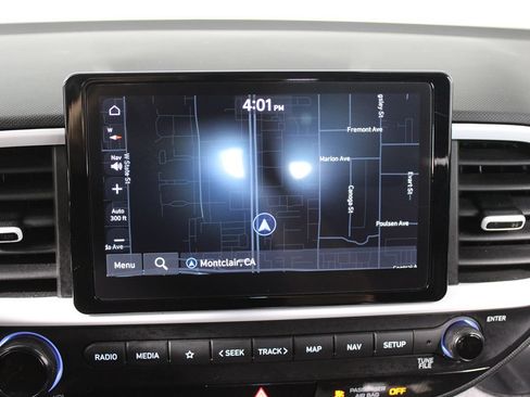 Used 2023 Hyundai Venue Limited FWD image 16