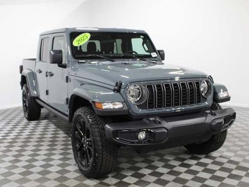 Used 2025 Jeep Gladiator Sport AWD/4WD image 8
