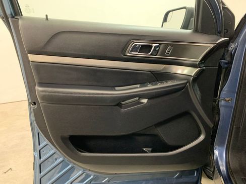 Used 2018 Ford Explorer XLT image 6