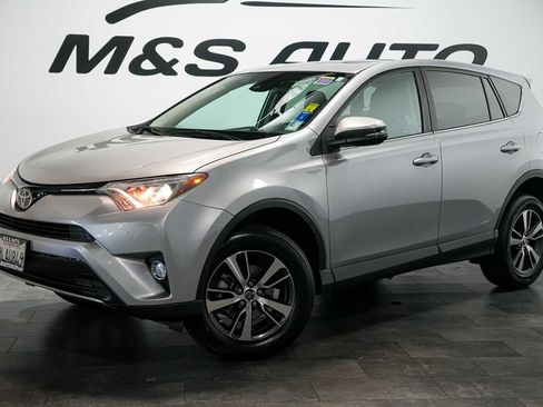 Used 2018 Toyota RAV4 XLE FWD image 2