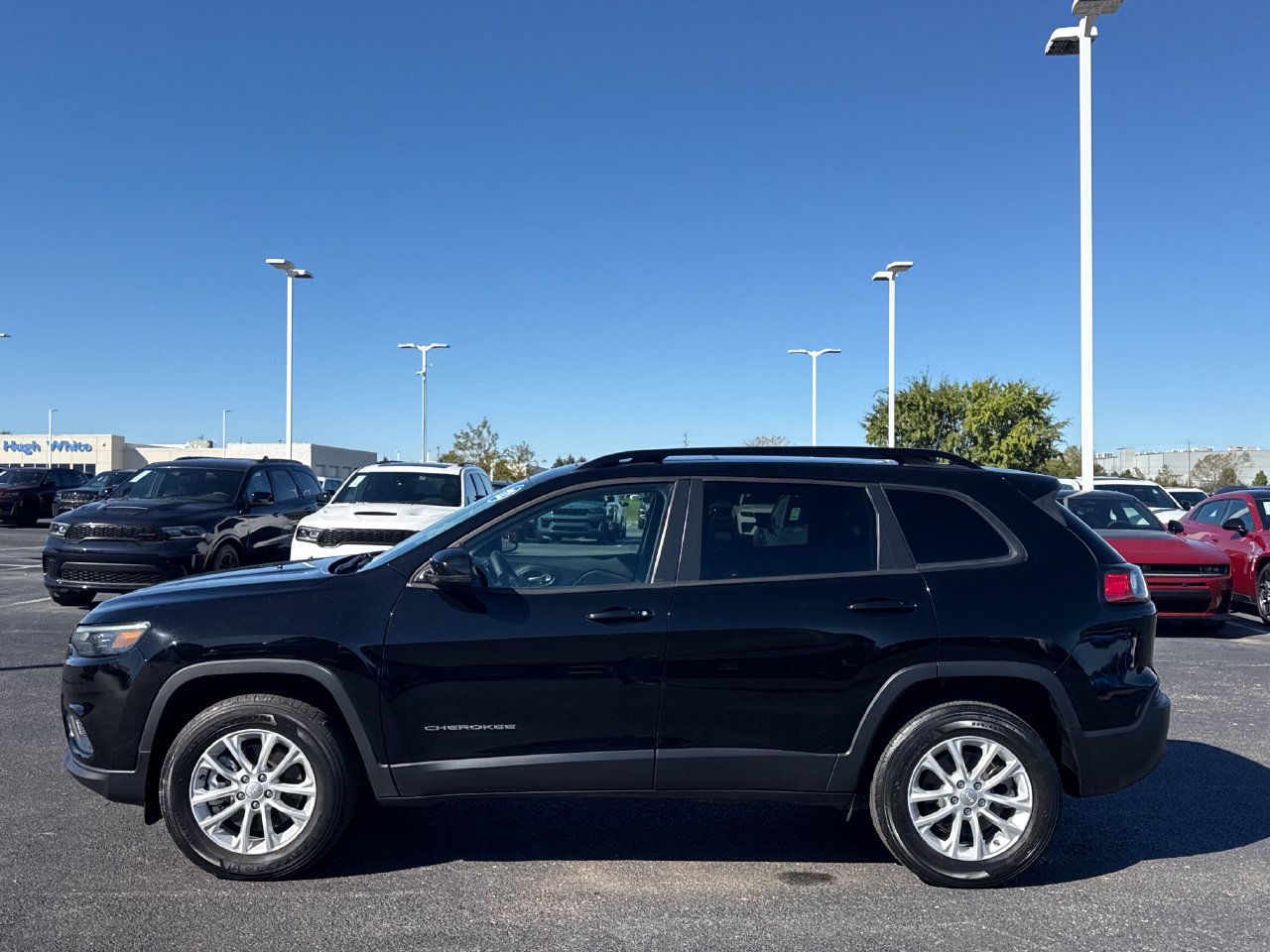 Used 2022 Jeep Cherokee Latitude Lux w/ Sun & Sound Group AWD/4WD image 5