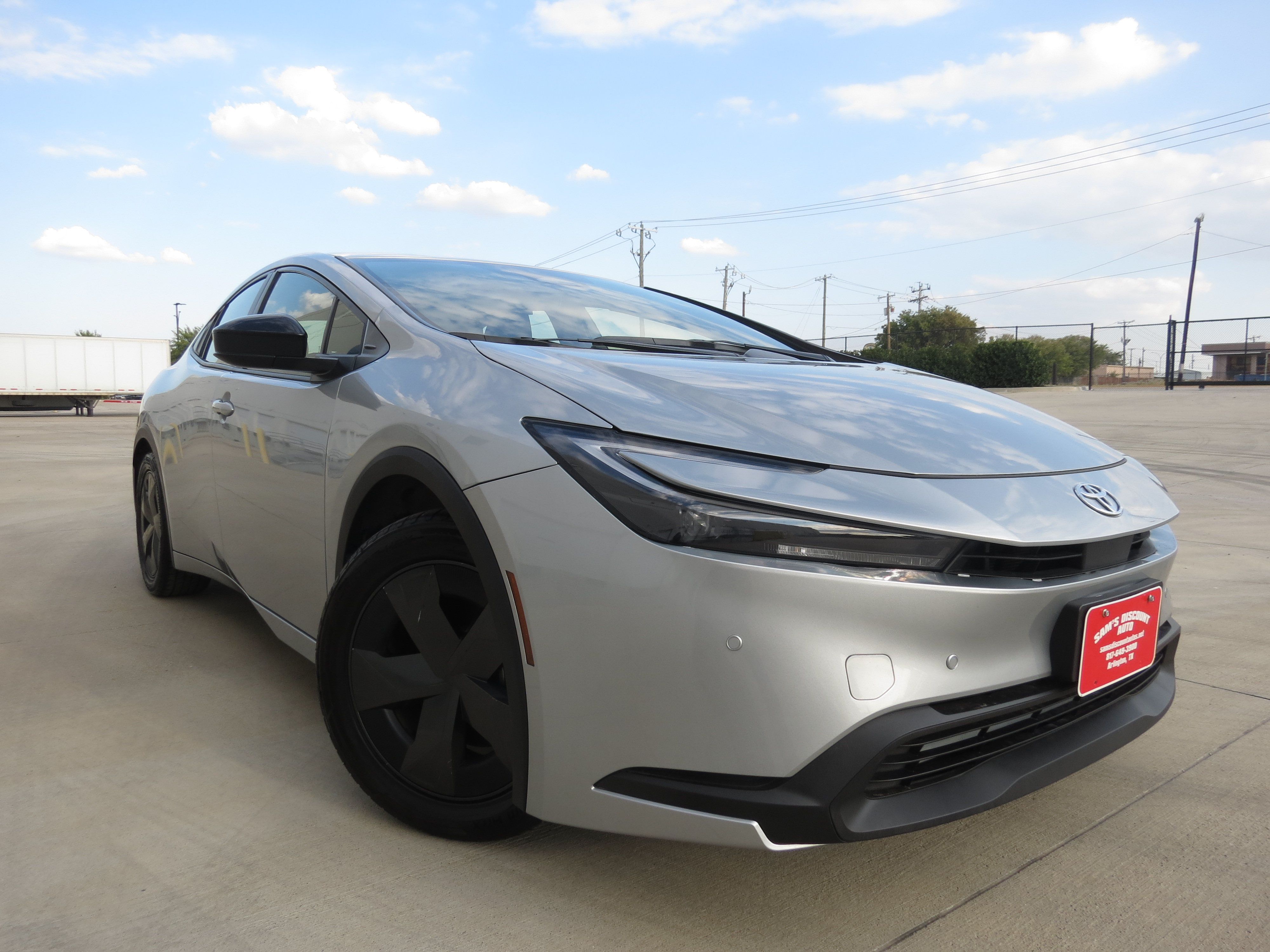 Used 2023 Toyota Prius LE FWD image 2